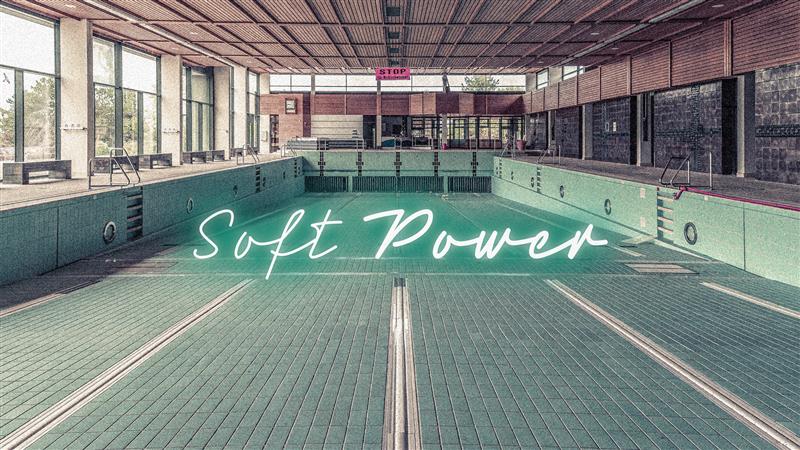 Ein leeres Hallenbad | Collage: BR/Henrik Ullmann Foto: picture alliance / CHROMORANGE | Wolfgang Cezanne