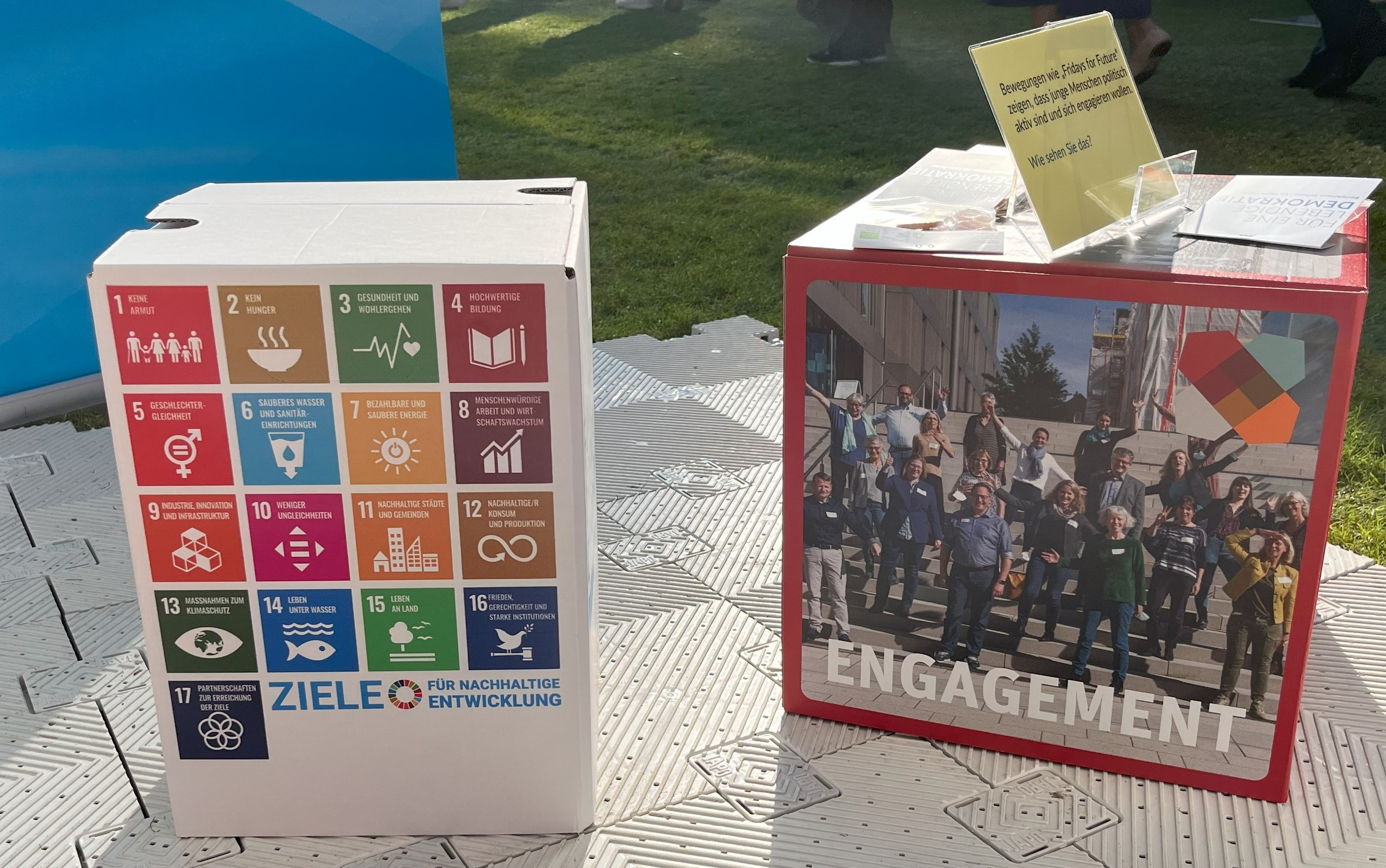 Junge hält eine Klimafibel in den Händen und liest interessiert.