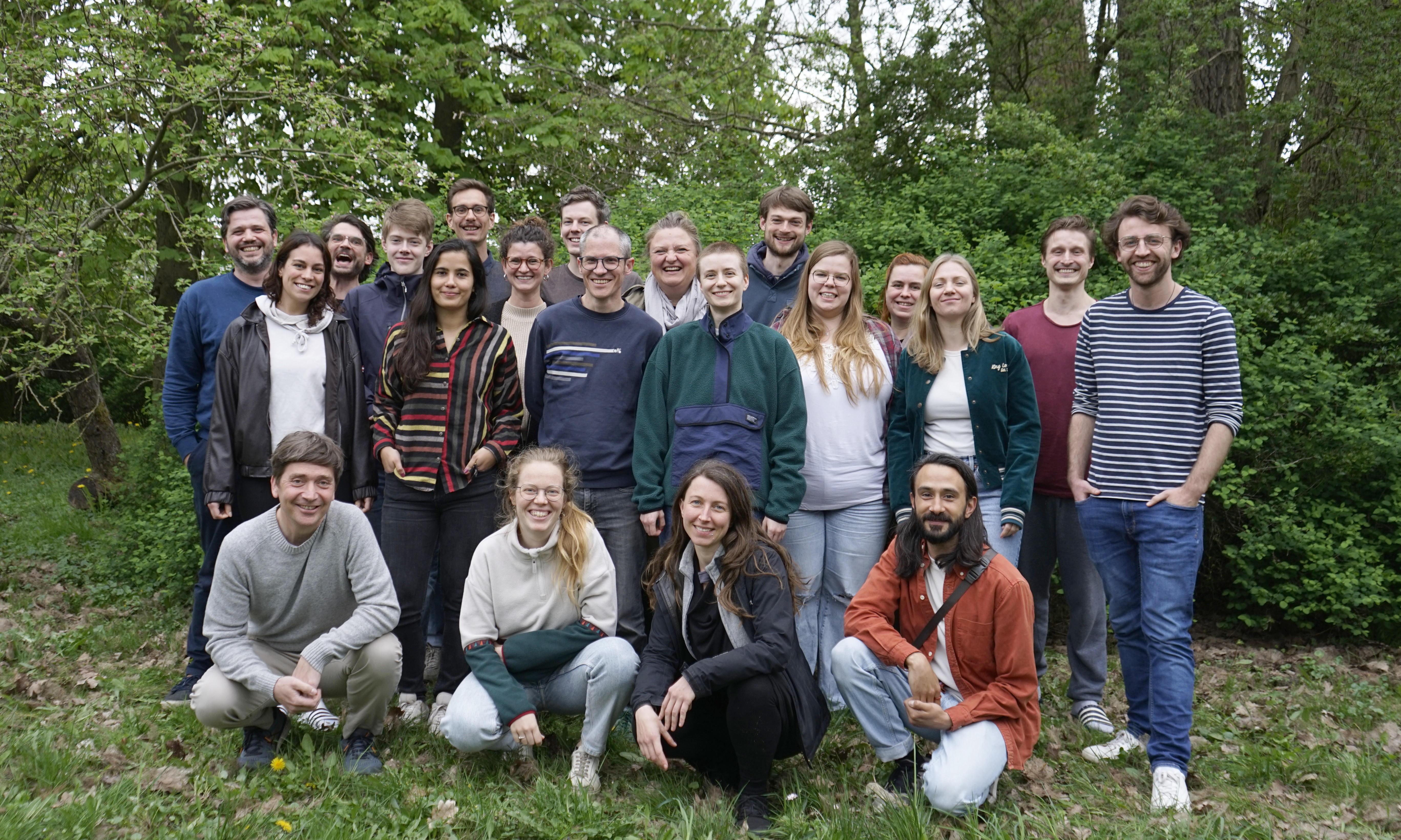 Drei Reihen Menschen lächeln in die Kamera. ©GermanZero