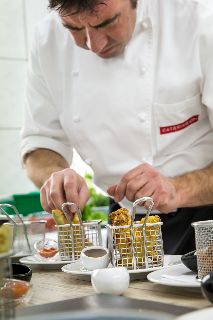 Kern des Caterings: die Mitarbeiter in der Küche vor Ort Ein Koch in der Messeküche sorgt für die bestmögliche Speisequalität