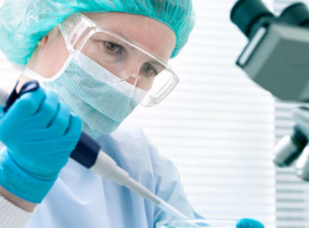 Naturwissenschaftlerin bei der Arbeit im Labor