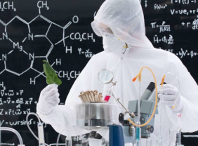 Naturwissenschaftler bei der Arbeit im Labor