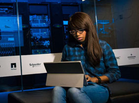 Fachinformatikerin arbeitet am Laptop