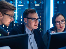 Informatiker /-innen bei der Arbeit