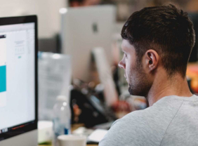 Vertriebsingenieur arbeitet am Computer