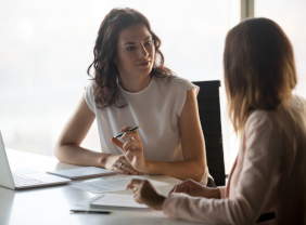 Zwei Businessfrauen vertieft in eine Unterhaltung 