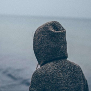 Person, die einen dunkelen Hoodie trägt