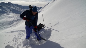 Bild: Test der Schneedecke, Rechte: BR / Tom Mandl