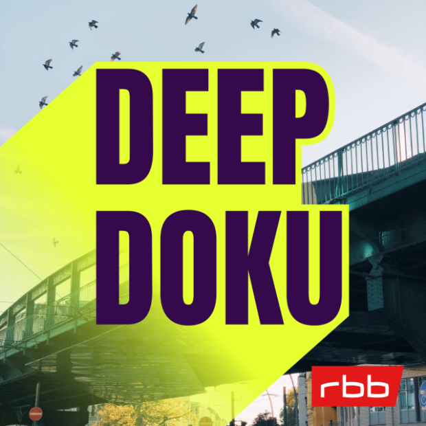 Der Schriftzug Deep Doku auf einem Bild einer S-Bahn-Brücke in Berlin