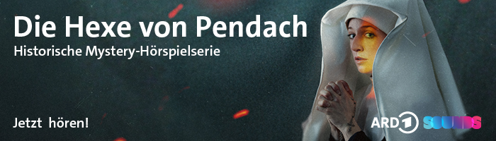 Das Gesicht einer Nonne wird vom Schein eines Scheiterhaufens erleuchtet. Sie hat die Hände zum Gebet gefaltet und blickt den Betrachter direkt an.