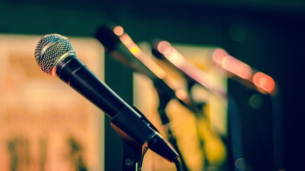 Bühnenmikrofon auf Ständer