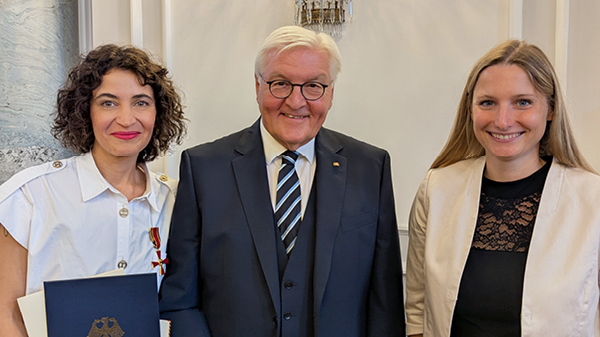 Die HateAid-Geschäftsführerinnen Anna-Lena von Hodenberg und Josephine Ballon neben Bundespräsident Frank-Walter Steinmeier bei der Verleihung des Bundesverdienstkreuzes