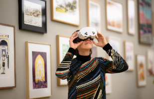 Einfach mal abtauchen: Besucherin mit VR-Brille in der Niemann-Ausstellung, Foto: Mohssen Assanimoghaddam