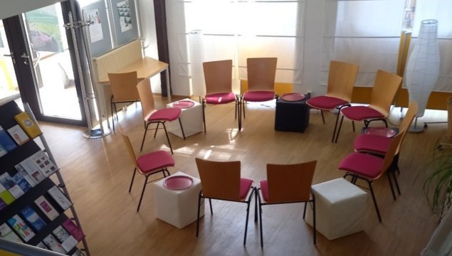 Ein Foto von einem Stuhlkreis