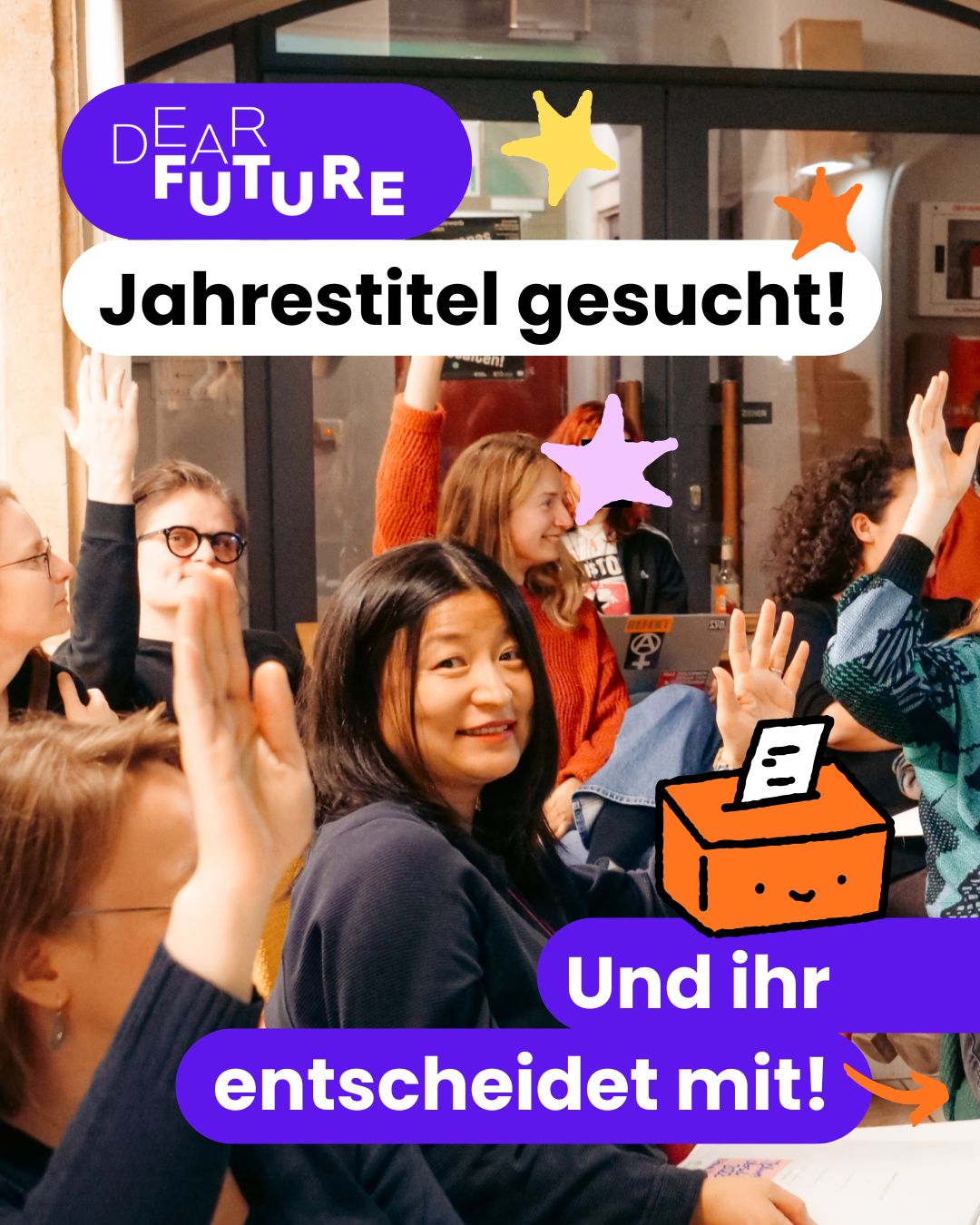 Auf dem Bild sind sitzende Menschen zu sehen, die zur Abstimmung teilweise ihre Hände heben. Oben links im Bild ist das Logo des Dear Future Festivals in weiß auf blauen abgerundeten Hintergrund zu sehen. Darunter steht auf weißem Hintergrund: Jahrestitel gesucht. Unten rechts ist auf blauen Hintergrund zu lesen: Und ihr entscheidet mit. Darüber ist eine Illustration von einem Abstimmkasten.