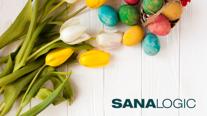 Tulpen und bunte Ostereier auf hellem Holzhintergrund mit SANALOGIC-Logo.