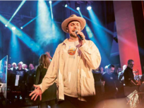 Bild: Collage, eine Hand hält einen Blumentopf aus dem Geld wächst