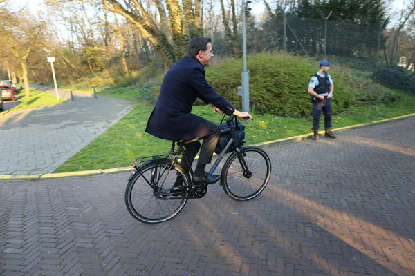 Bankdirecteuren Praten Met Rutte En Hoekstra Over Witwassen