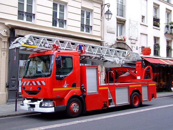 Sapeurs Pompiers de Paris  Renault 220 dCi