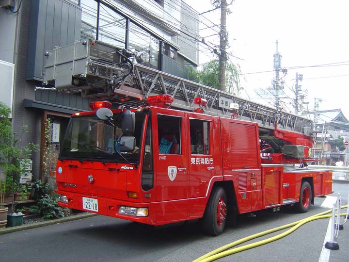 Tokyo FD (Hongo) Hino Morita 30m Turntable ladder