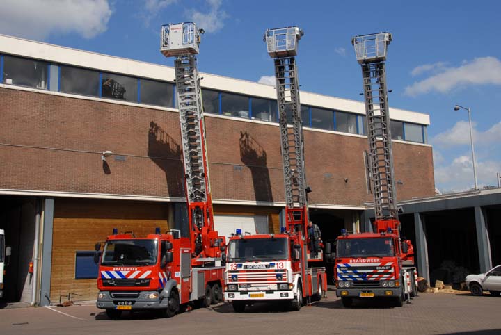 Rotterdam Fire brigade Line up turntable ladders