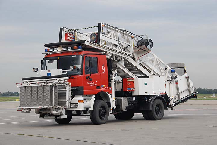 Flughafenfeuerwehr Düsseldorf Fox 9 Mercedes 