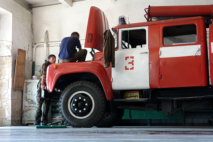 Maintenance on a Zil 131 pumper