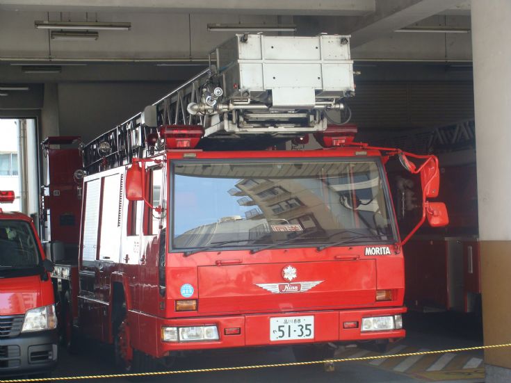 Tokyo Fire department Hino turntable ladder 40m