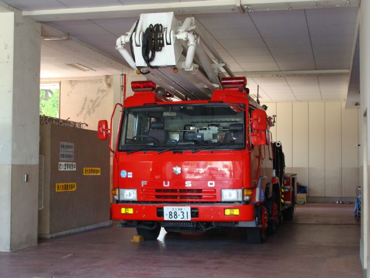Tokyo Fire service Fuso Squirt