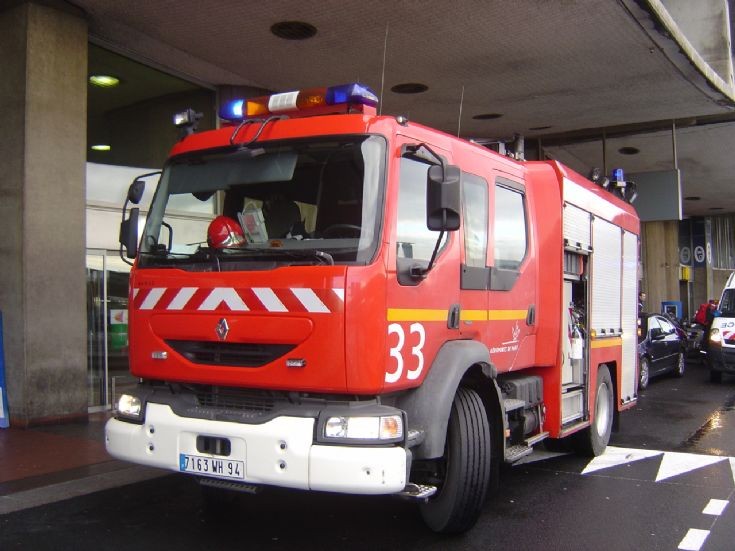 Sapeurs-Pompiers Roissy Airport Renault front