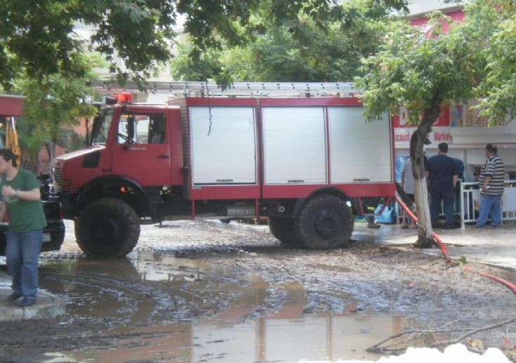 Greek Mercedes-Unimog 2150L  in flood