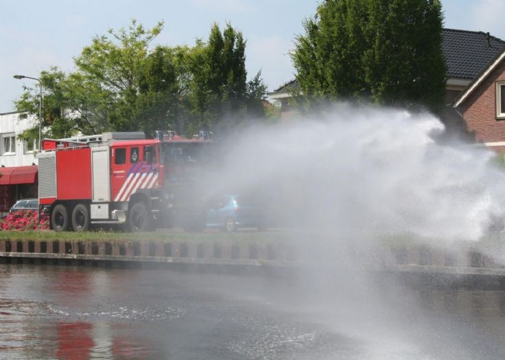 Royal Dutch Army Ginaf F3328 watertender in action