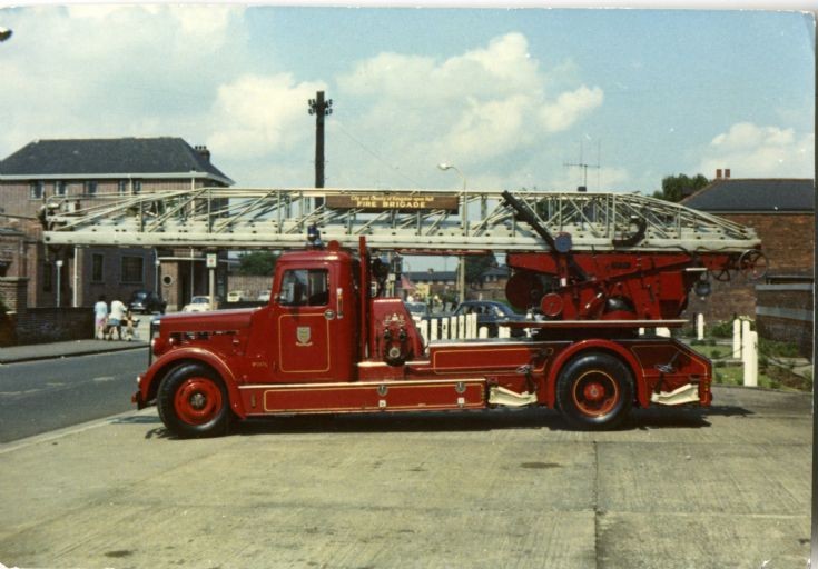 1950 AEC Regal TLP East Hull Fire Station