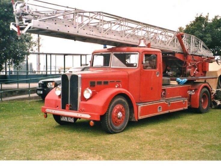 oldtimer Leyland turntable ladder 