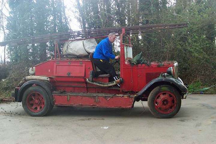 Photo of fire truck Morris Commercial pump CDM 185