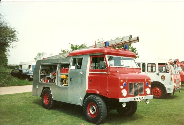 Land Rover 110 FC/Carmichael L4P MPX 887J