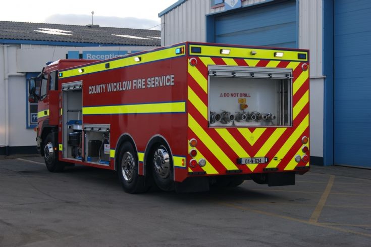Tri-axle plastic water tanker