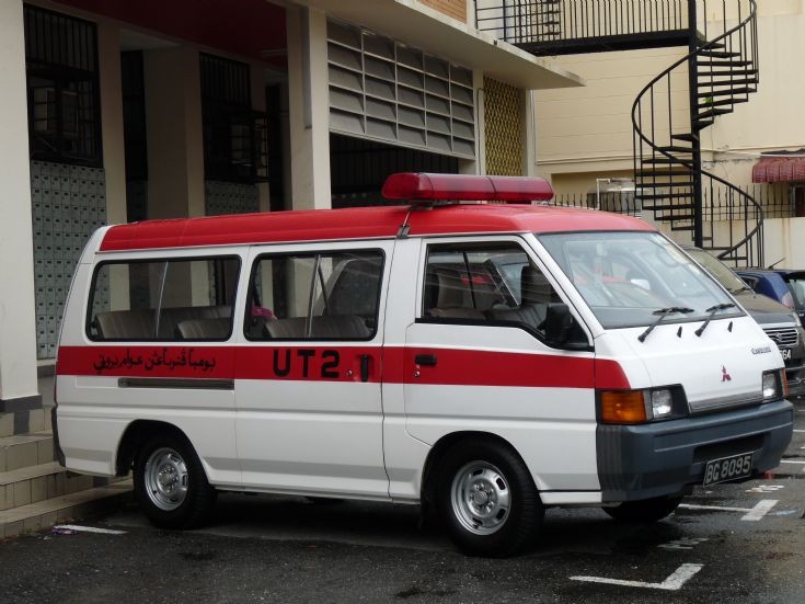 Mitsubishi L300 Utility 2
