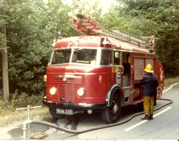 Commer/Miles WrE Clwyd NUN 235