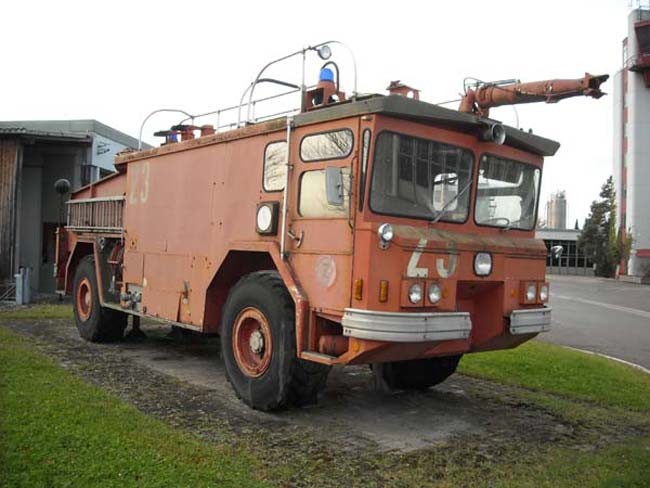 Crash truck Oshkosh - Airport Zürich.