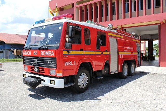 Fire Engines Photos - Volvo FL10/SK Fire WRL1 front view