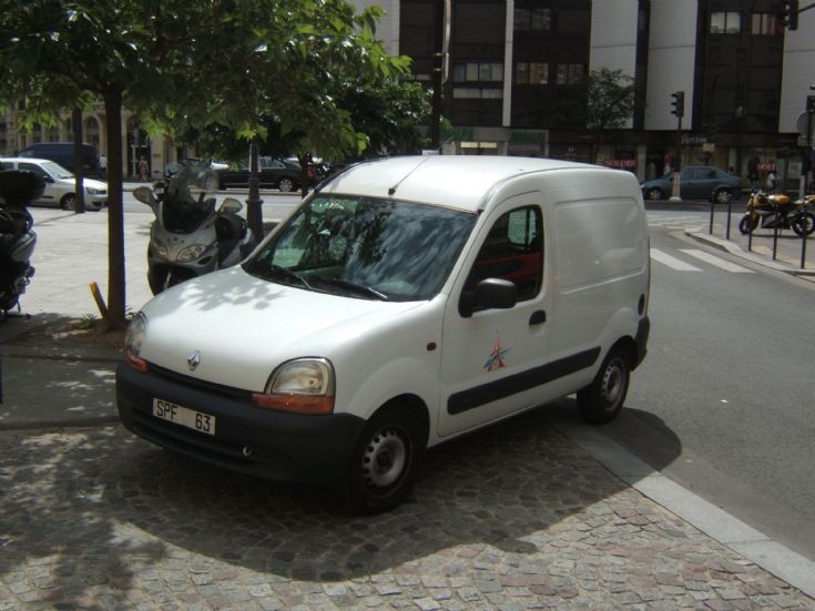 White Kangoo in Paris.