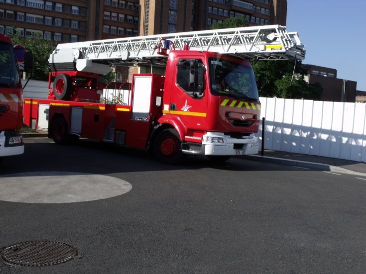 Turntable Ladder Renault Midlum of the BSPP.