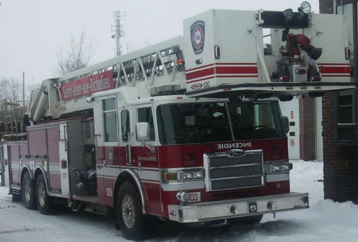 Saint-Jean-Sur-Richelieu Fire Dept. Pierce ladder