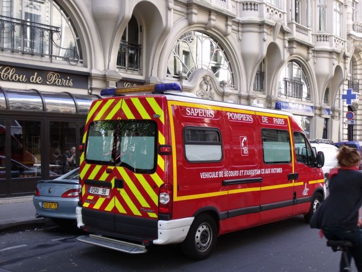 Paris firemen Renault Master VSAV98.