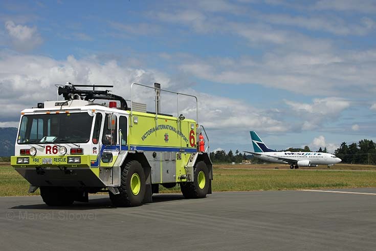 Red 6 and Westjet Boeing 737 Victoria