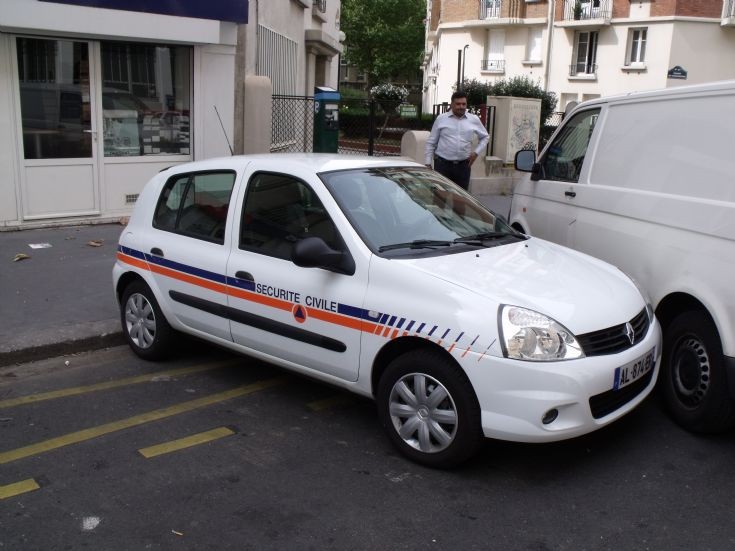 White car of the Sécurité Civile.