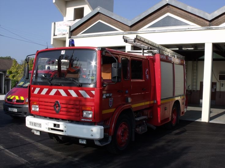 Renault Midlum fire apparatus.