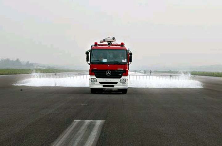 Merc. Actros/Rosenbauer FoT Baiyun Airport China