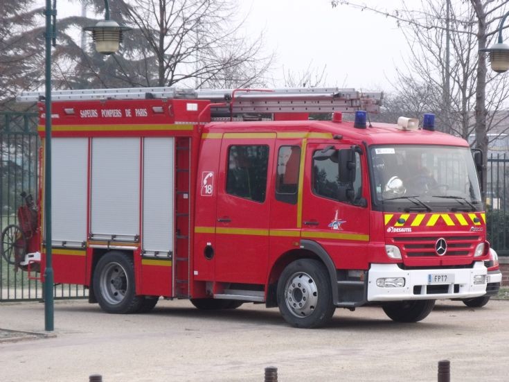 Mercedes Fourgon Pompe Tonnes in Paris suburb.